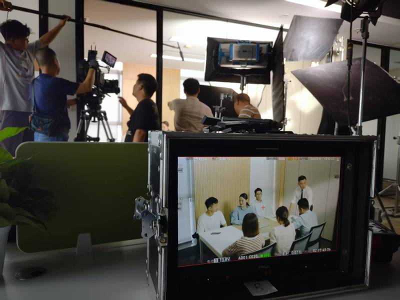 覃塘区TVC拍摄公司：科技产品视觉化大师，诠释未来感与功能美学