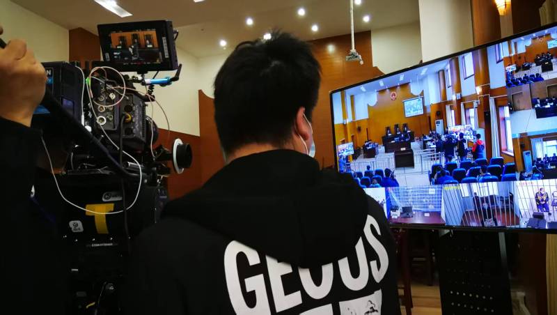AI生成VS人工创意——覃塘区广告片拍摄公司的技术浪漫主义实践